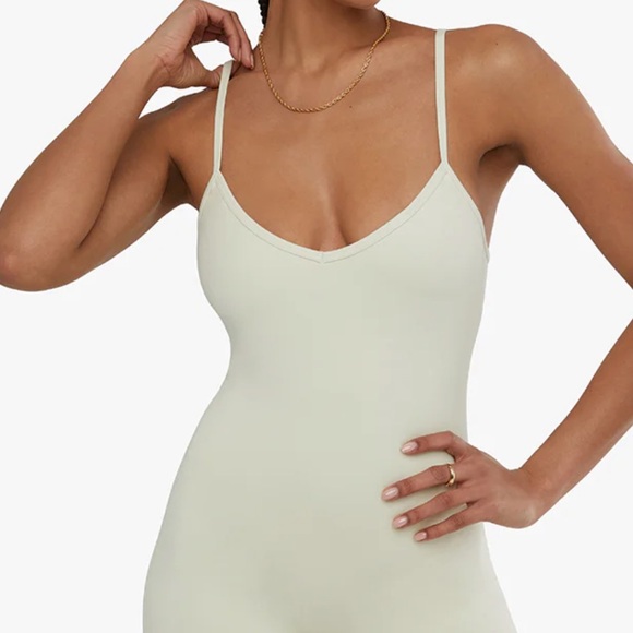 Weworewhat v neck romper - Picture 4 of 4